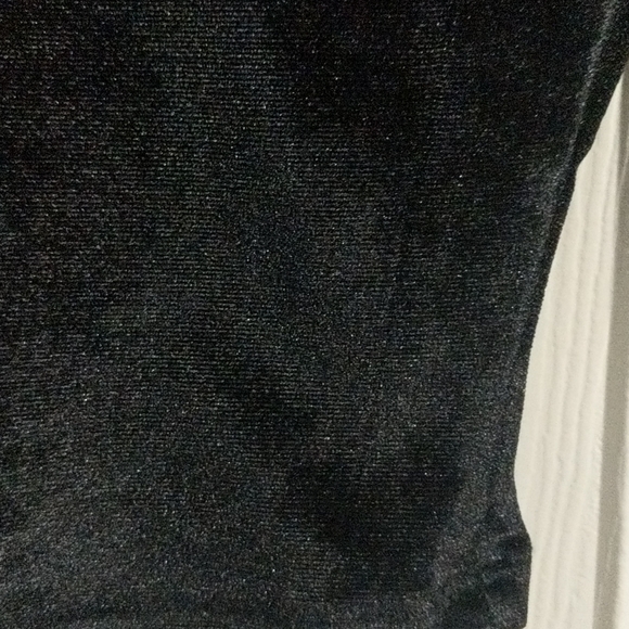 SALE [4/15$] BLACK VELVET LONG SLEEVE CROP TOP - Picture 4 of 4